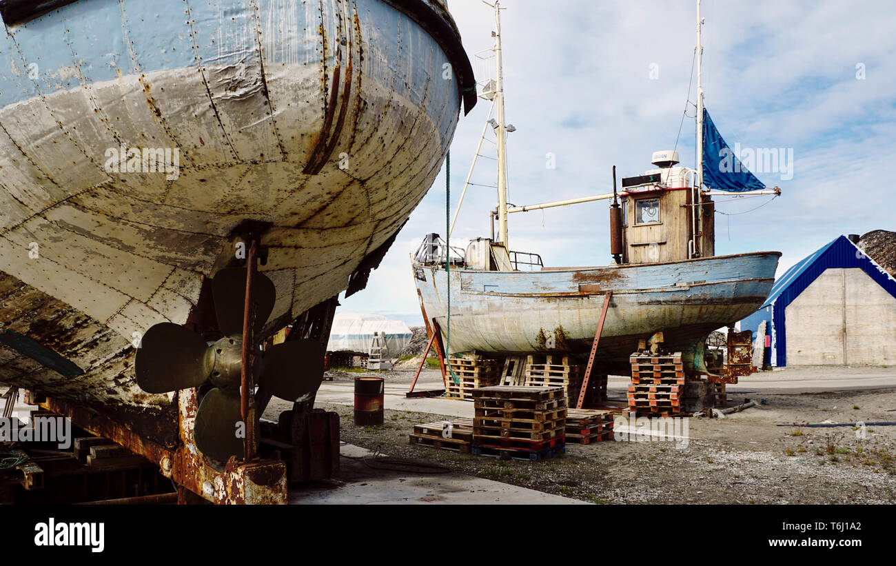 Navires en cale sèche à Ilulissat, au Groenland Banque D'Images