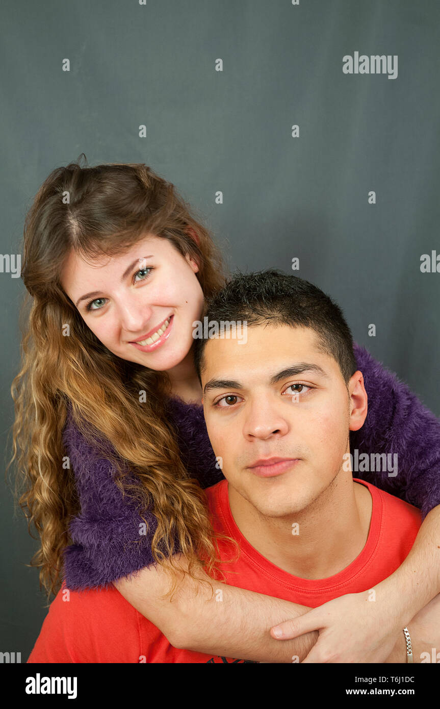 Jeune couple à la recherche de l'appareil photo. Banque D'Images