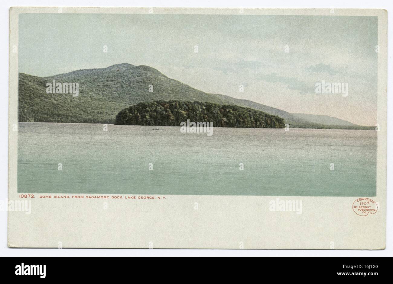 Detroit Publishing Company vintage carte postale de l'île Dome de Sagamore Dock à Green Island, Lake George, New York, 1914. À partir de la Bibliothèque publique de New York. () Banque D'Images