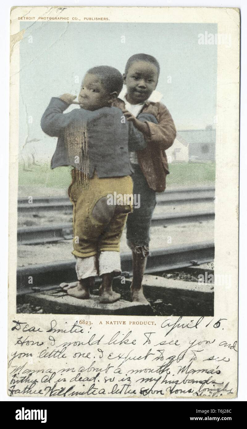 Detroit Publishing Company vintage postcard of African American enfants jouant sur des voies de chemin de fer, 1914. À partir de la Bibliothèque publique de New York. () Banque D'Images