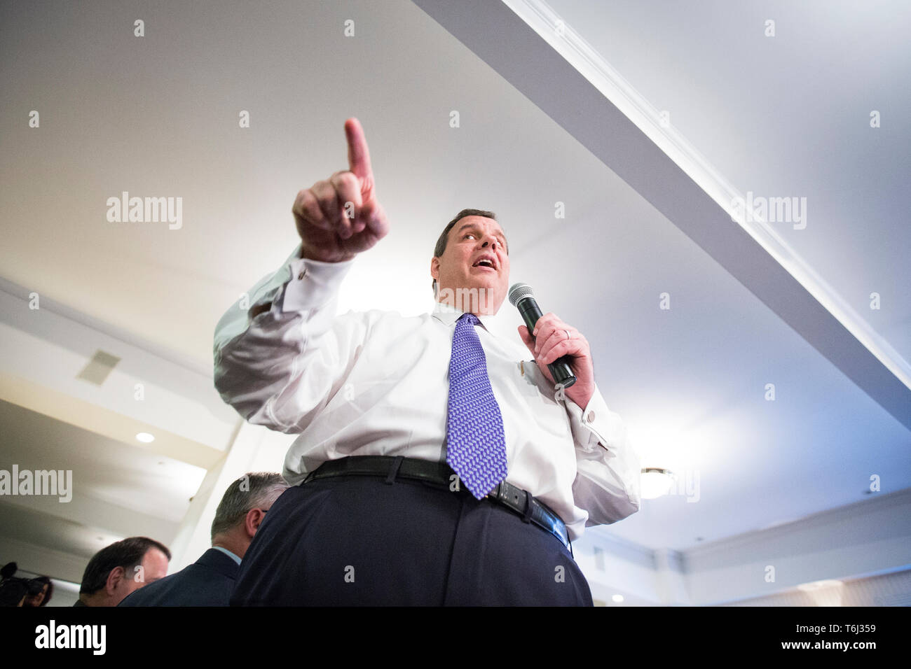 Le candidat présidentiel républicain Chris Christie (NJ) tient une réunion publique à la White Rock Senior Living Community in Bow, NH. avant les élections primaires. Banque D'Images