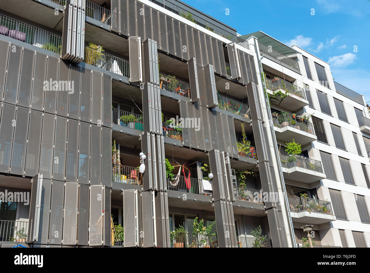 Appartements modernes avec des volets gris vu à Berlin, Allemagne Banque D'Images