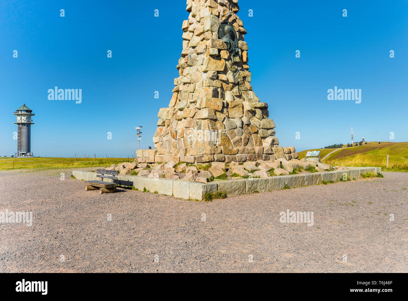 Secteur du sommet de la montagne Feldberg avec Bismarck, monument Lookout Tower Feldberg à gauche, la tour de l'expéditeur Feldberg à droite, Allemagne Banque D'Images