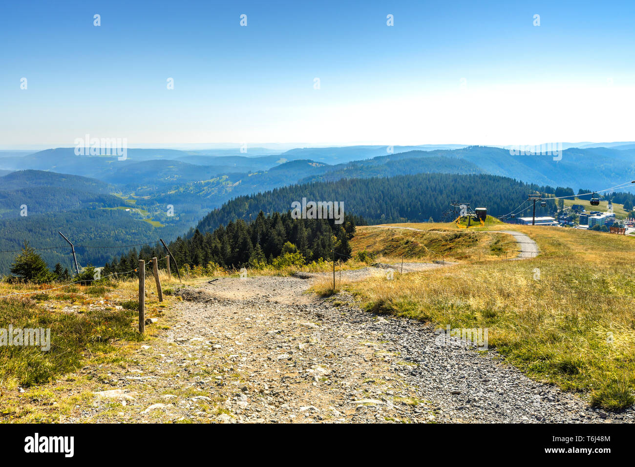 Panorama de la montagne Feldberg, vu vers le bas pour la communauté Haute Feldberg, Forêt Noire, Allemagne, sentier à l'Seebuck Banque D'Images