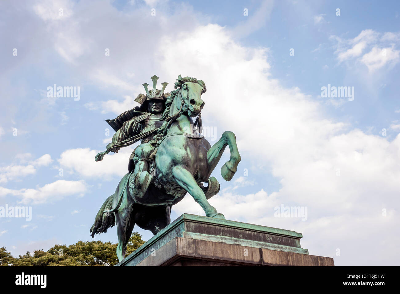 Statue de Kusunoki Masashige samouraïs à cheval, dans les jardins du Palais de l'Est à l'extérieur, Palais Impérial de Tokyo, Japon. Banque D'Images