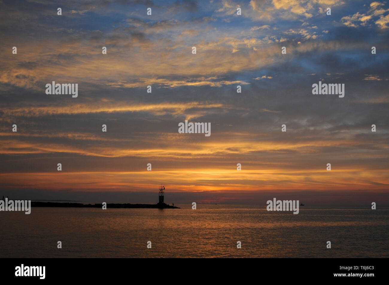 Beau coucher du soleil à proximité du port du lac Montauk dans East Hampton un soir d'été Banque D'Images