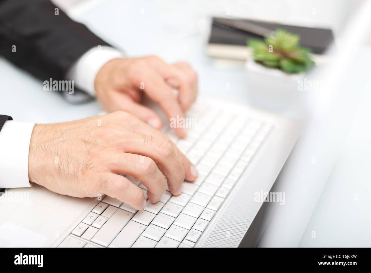 Homme hands typing Banque D'Images