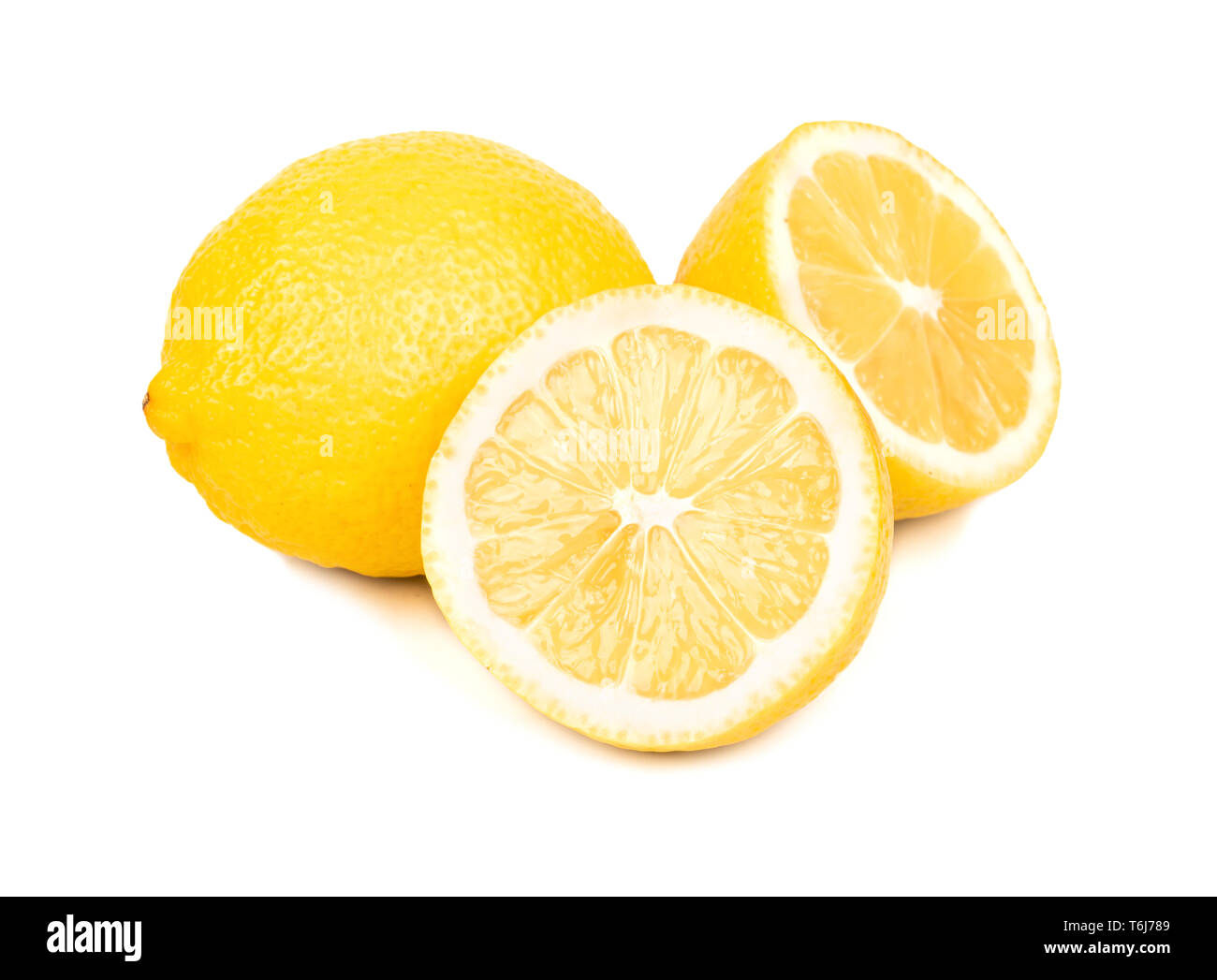 Citron avec deux moitiés sur fond blanc Banque D'Images