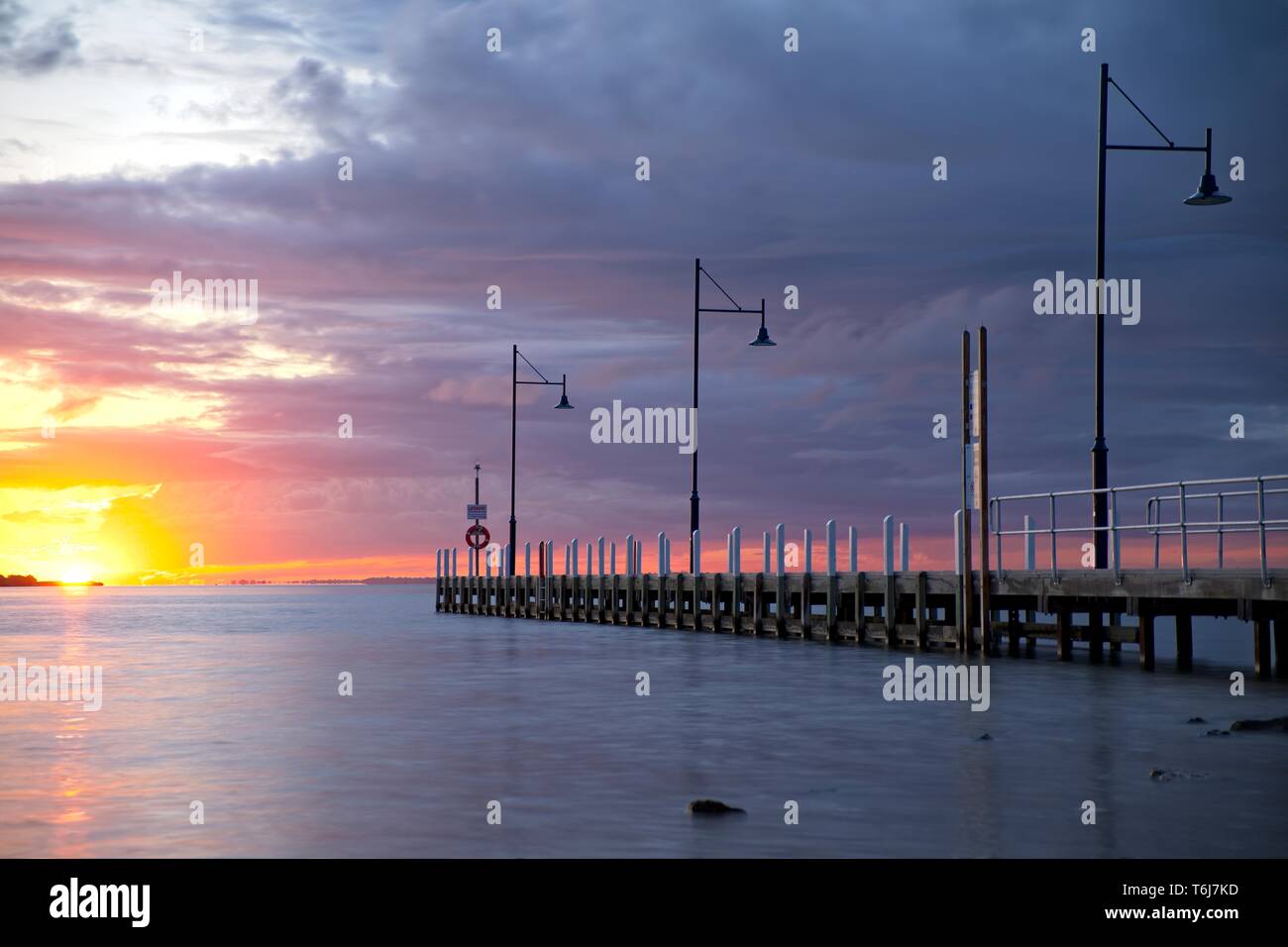 Lake King Jetty, Metung au coucher du soleil dans le Gippsland Lakes Banque D'Images