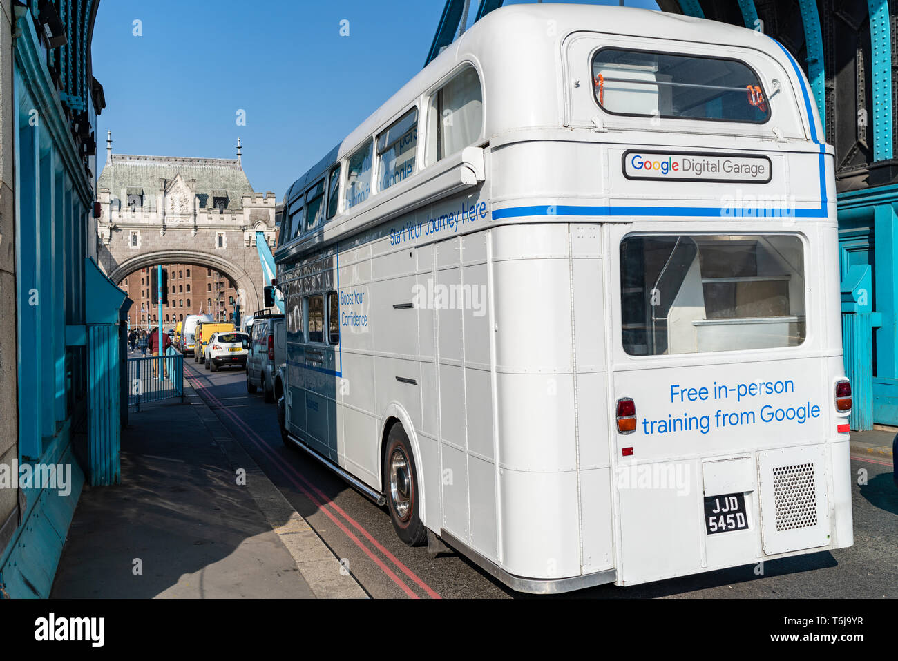 Londres, UK - 1 avril 2019 : Google Blanc Rare conduite d'autobus sur le Tower Bridge Banque D'Images