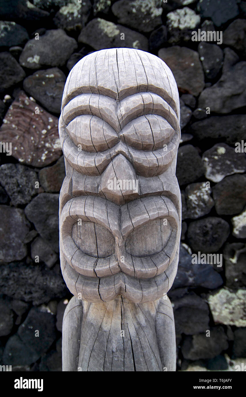 Close up photo d'une belle sculpture en bois La société smalle Tiki dans le Pu'uhonua o Honaunau National Park, Big Island, Hawaii Banque D'Images