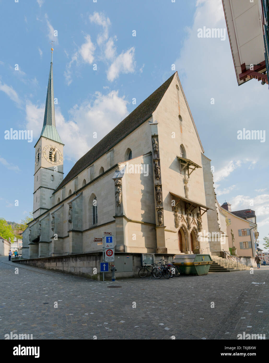 Zug, ZG / Suisse - 20 avril, 2019 : vue de l'église Saint Oswald et de l'environnement dans la ville de Zoug Banque D'Images