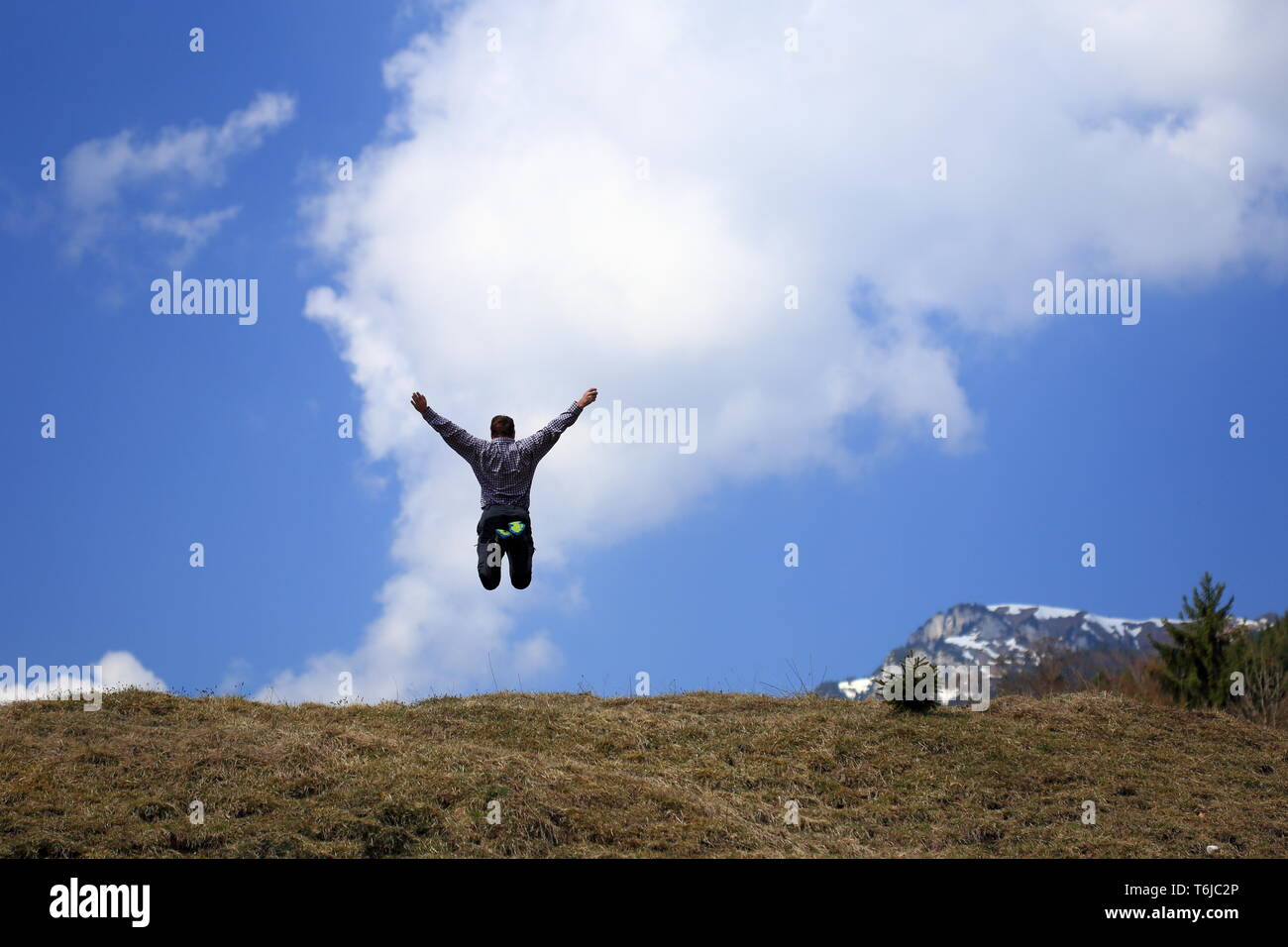 L'homme est de sauter dans l'air Banque D'Images