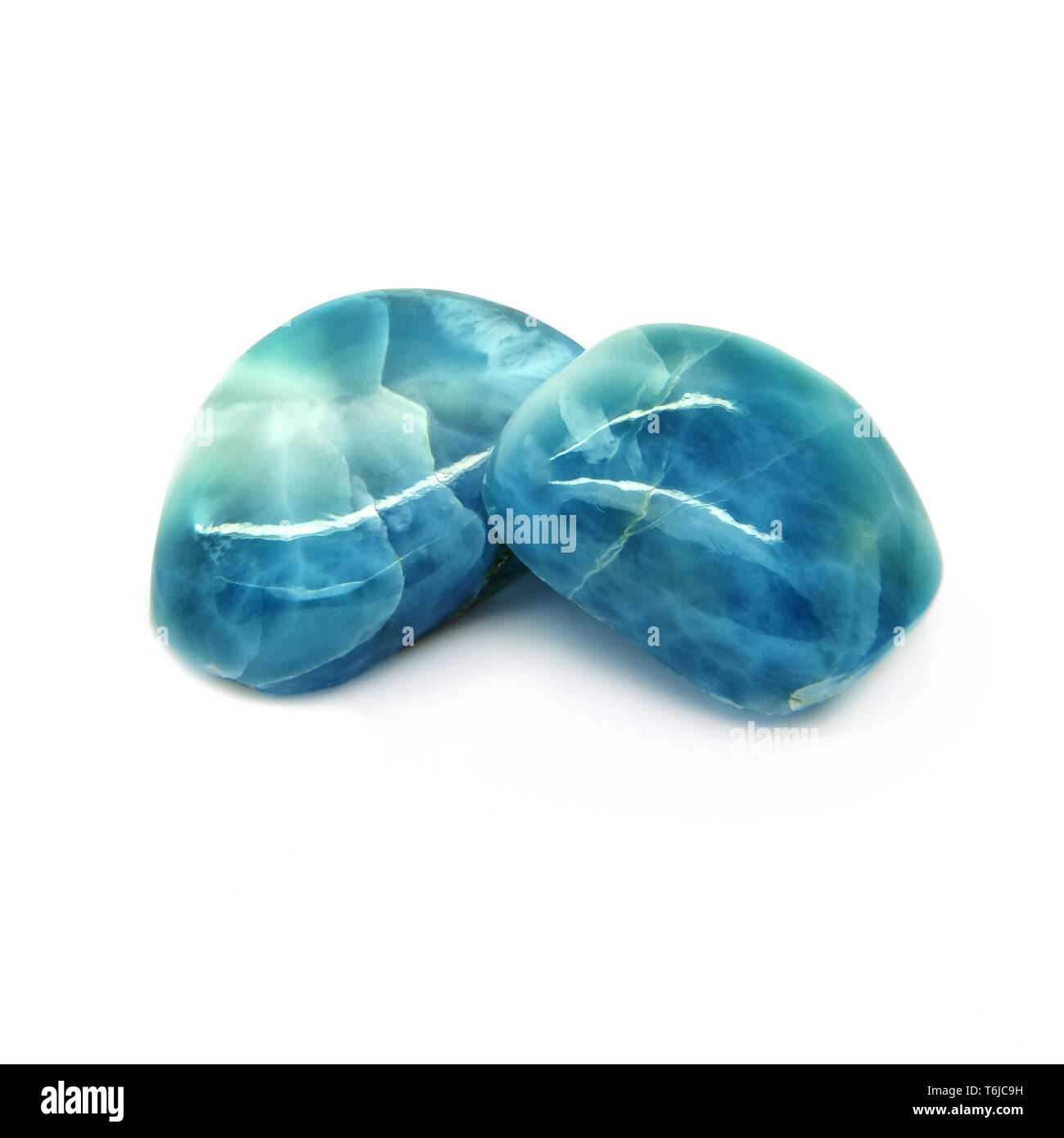 Pierre précieuse rare - larimar pectolite bleu ou. Arrière-plan blanc. Banque D'Images