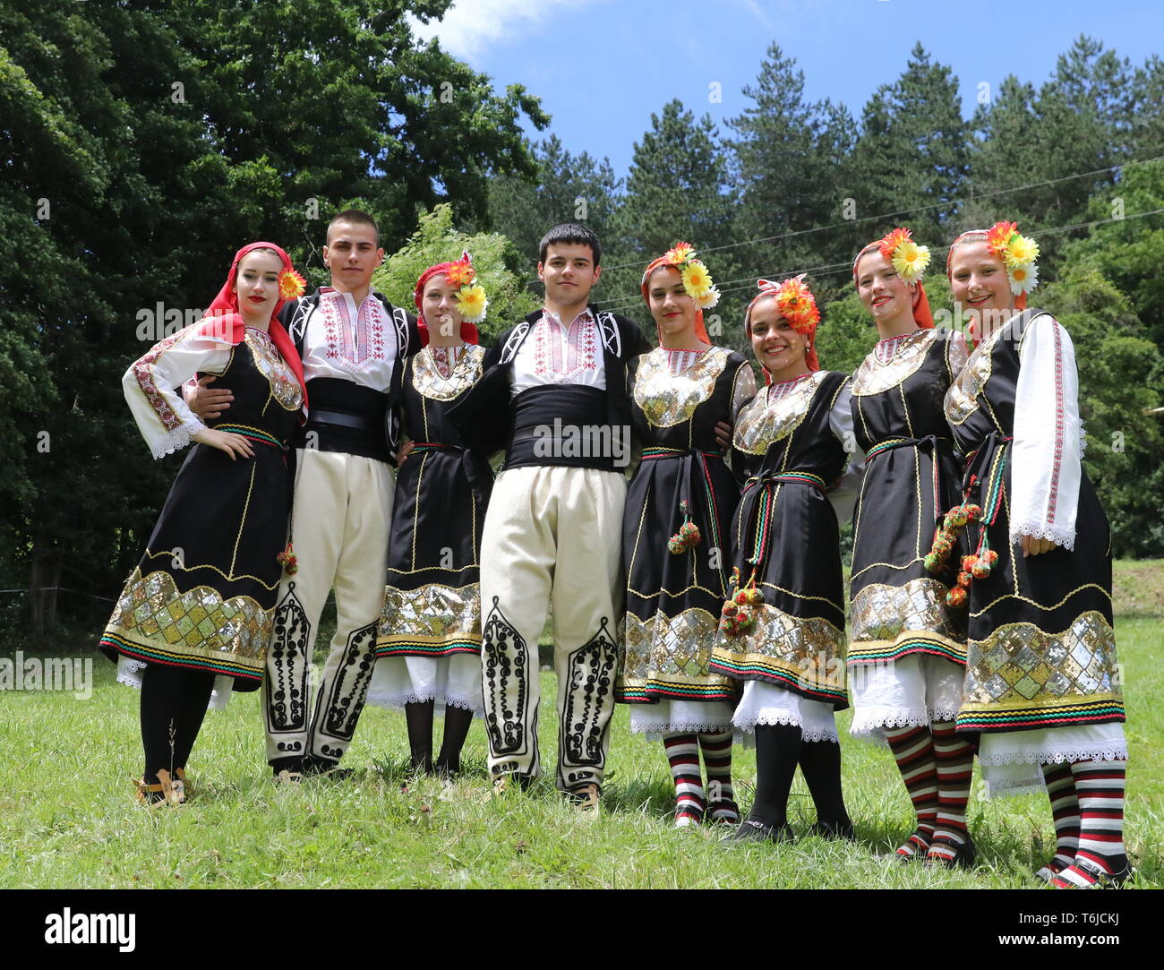 Les gens en costumes folkloriques authentiques traditionnels Banque D'Images