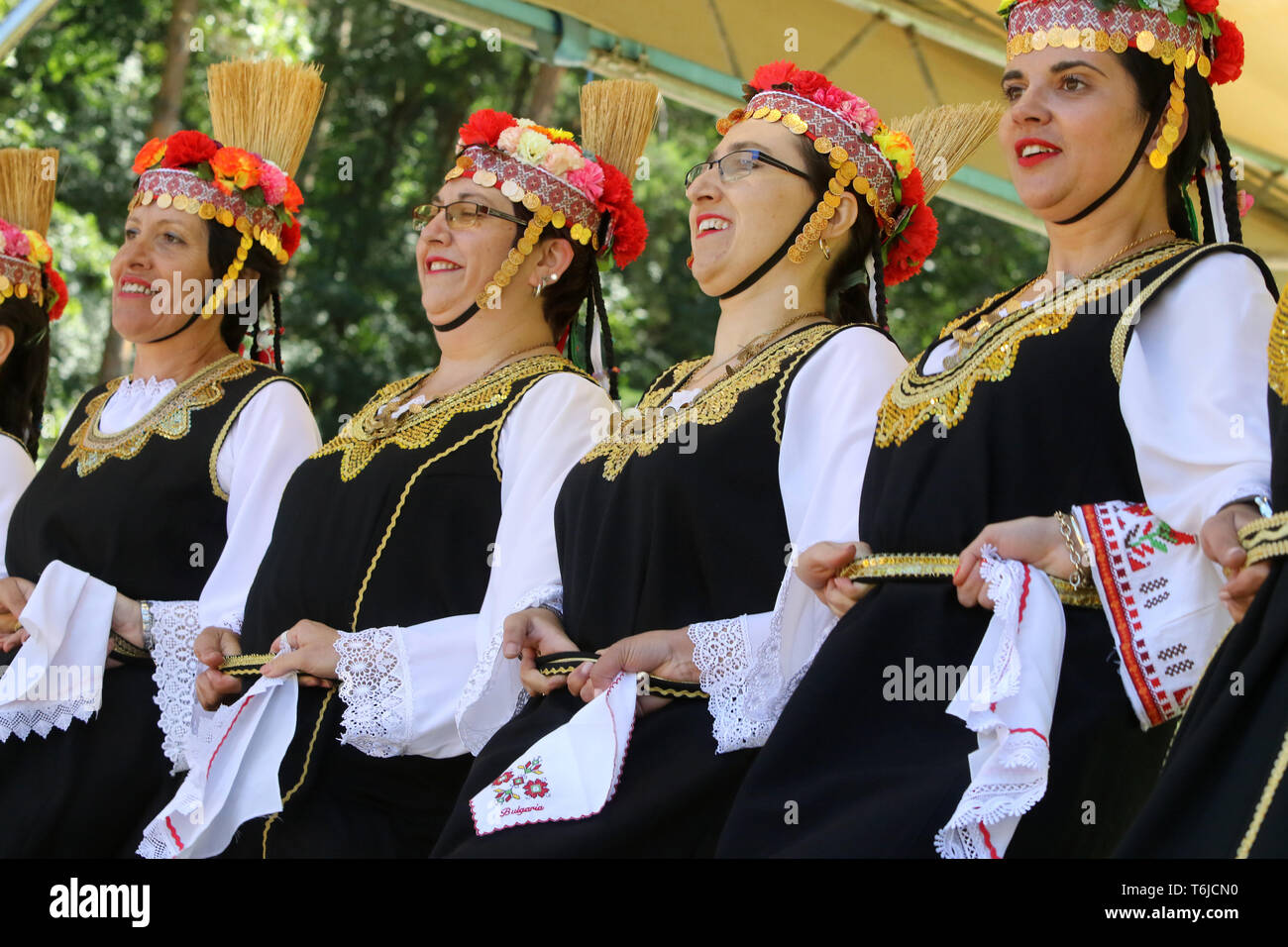 Les gens en costumes folkloriques authentiques traditionnels Banque D'Images