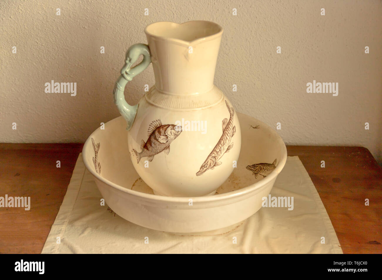 Décoré d'un lavabo et pitcher dans Aghalane House, la maison de Hugh Campbell, à l'Ulster American Folk Park, comté de Tyrone, Omagh, en Irlande du Nord. Banque D'Images