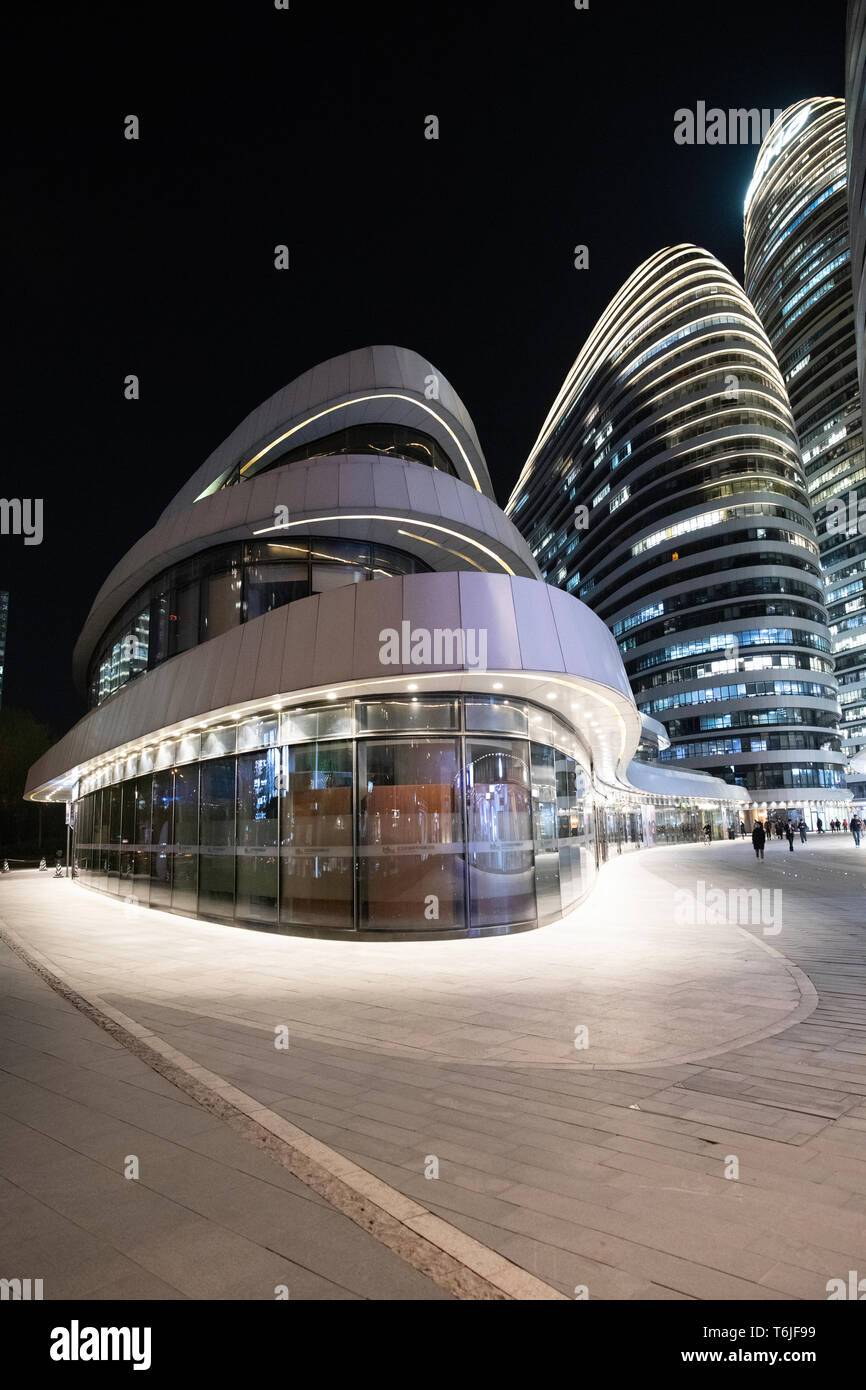 L'architecture moderne de Beijing dans la nuit illuminée de Soho Banque D'Images