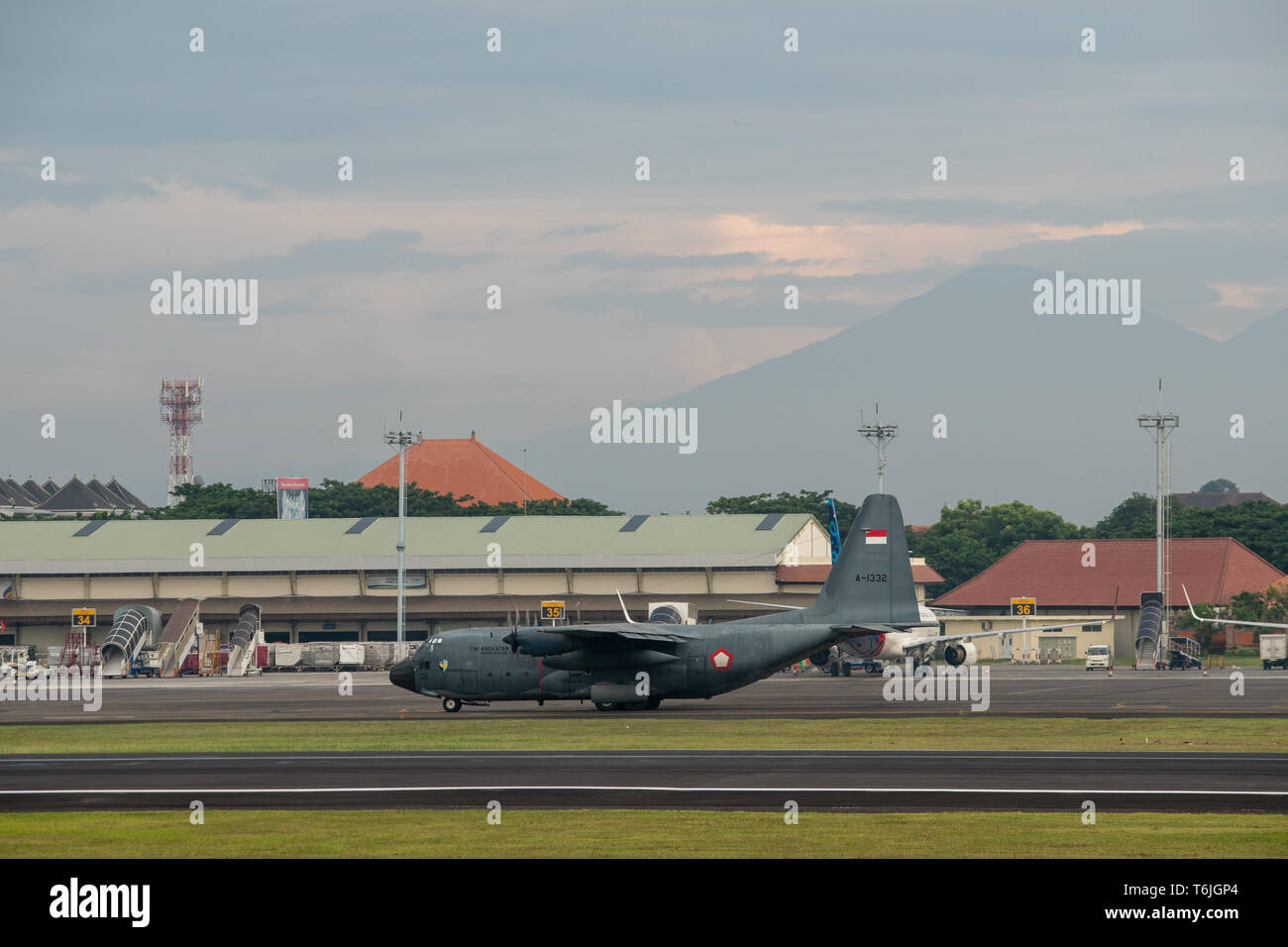Indonesian air force les avions militaires se préparent à décoller à l'aéroport international de Bali Ngurah Rai avec un arrière-plan sous la forme d'un mont Banque D'Images