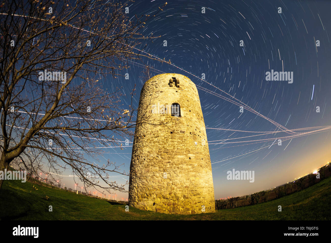 L'ancienne tour de garde de nuit, éclairé par la pleine lune, avec ciel en rotation (star) et sentiers sentiers plan (photo prise avec la lentille de l'œil de poisson) Banque D'Images