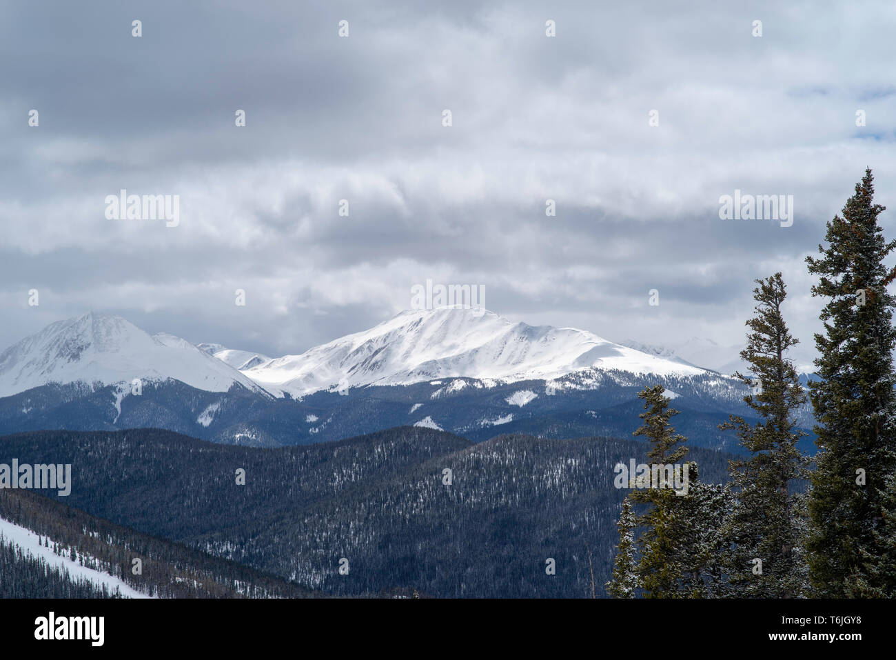 Les gens le ski et la préparation au ski au domaine skiable de Keystone, Keystone, Colorado, USA. Banque D'Images