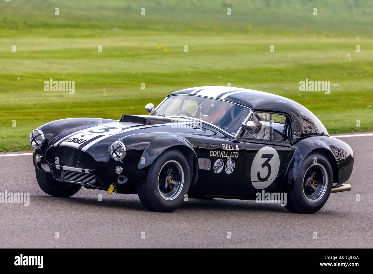 1963 AC Cobra avec chauffeur Malcolm Young durant la course pour le Trophée Graham Hill à la 77e réunion des membres GRRC Goodwood, Sussex, UK. Banque D'Images