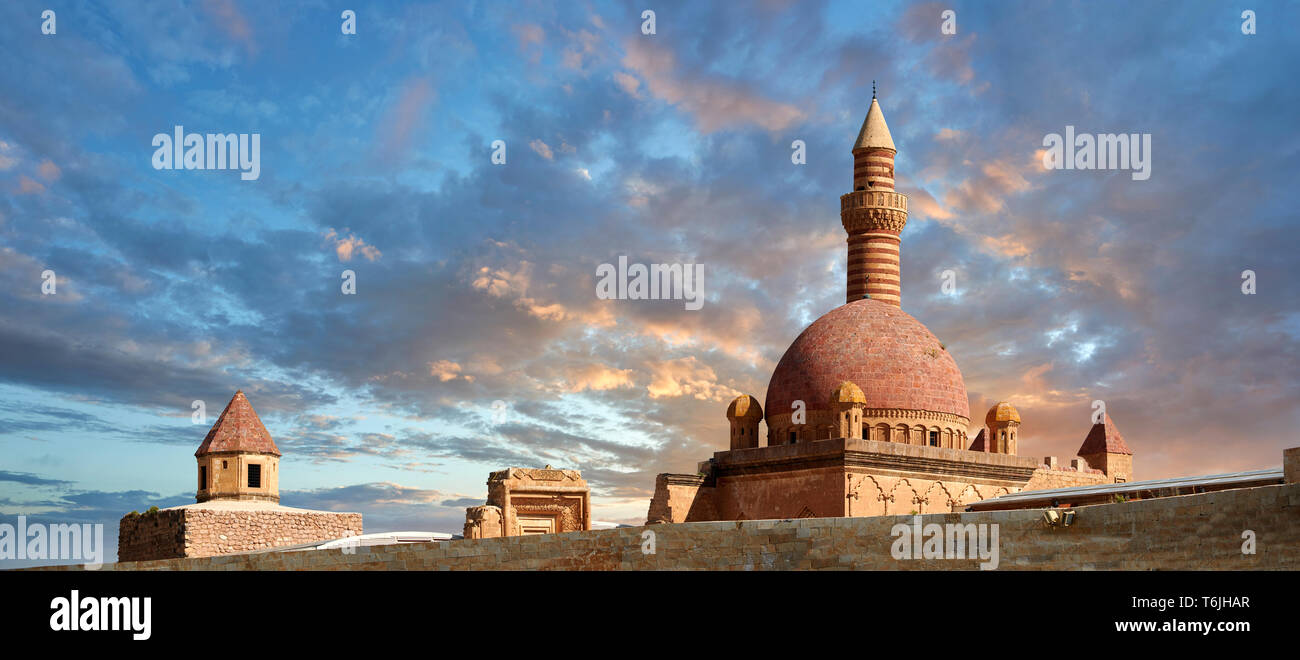 Minarete de la mosquée du 18ème siècle l'architecture ottomane de l'Ishak Pasha Palace (turc : İshak Paşa Sarayı) , Agrı Rhône Tur Banque D'Images