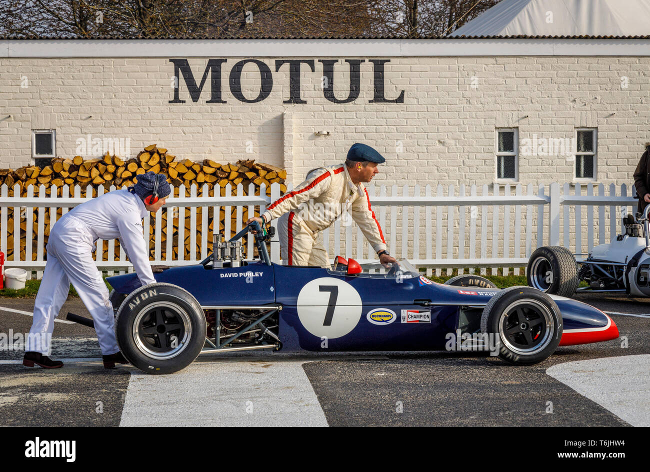 1970 Brabham-Ford BT28 avec chauffeur Steve Jones, est introduit dans l'enclos pour le holding Derek Bell cup race. 77e réunion des membres de Goodwood, Sussex Banque D'Images