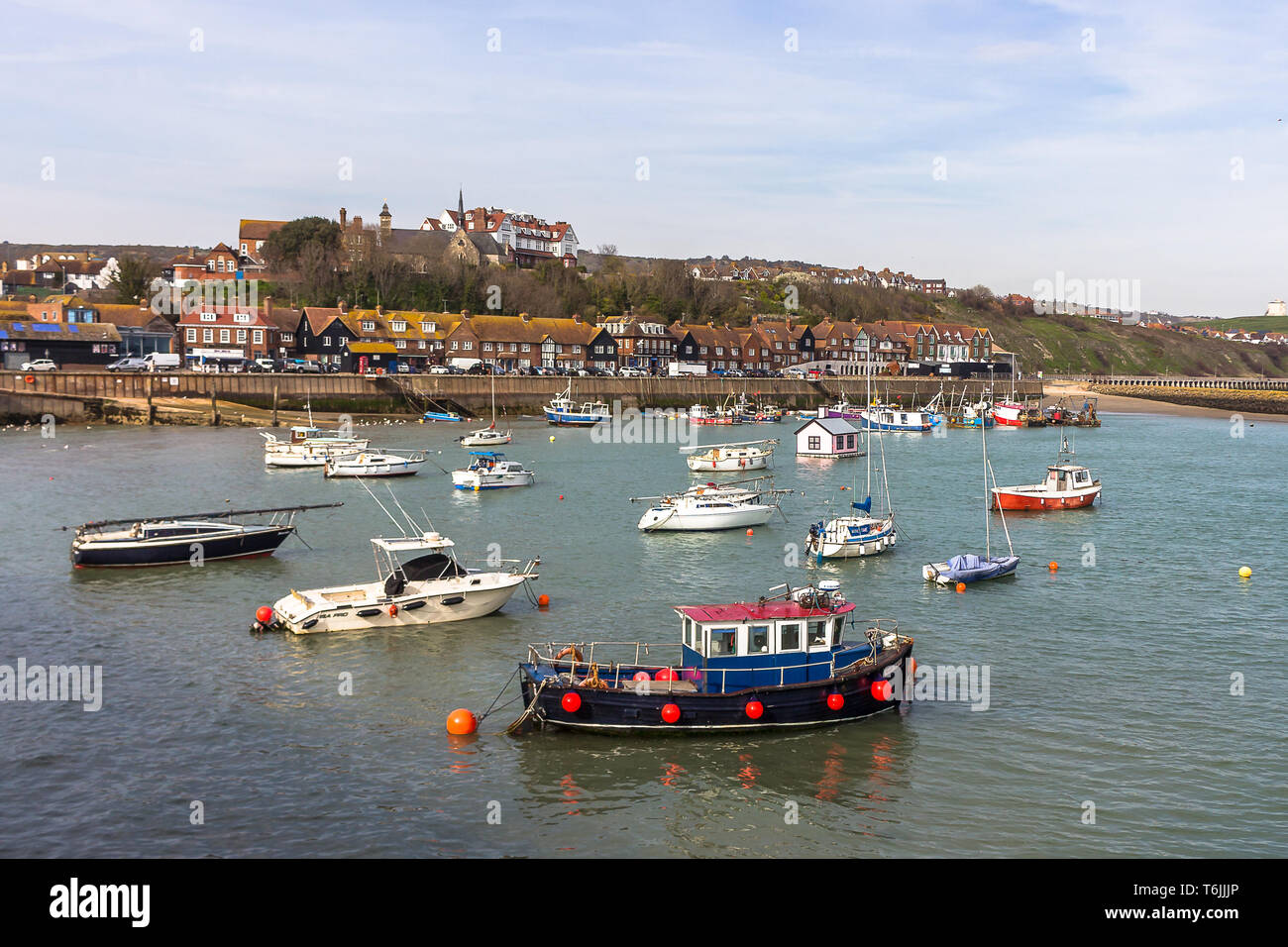 Folkstone avant-port à marée haute avec tous les bateaux privés en vue. Banque D'Images