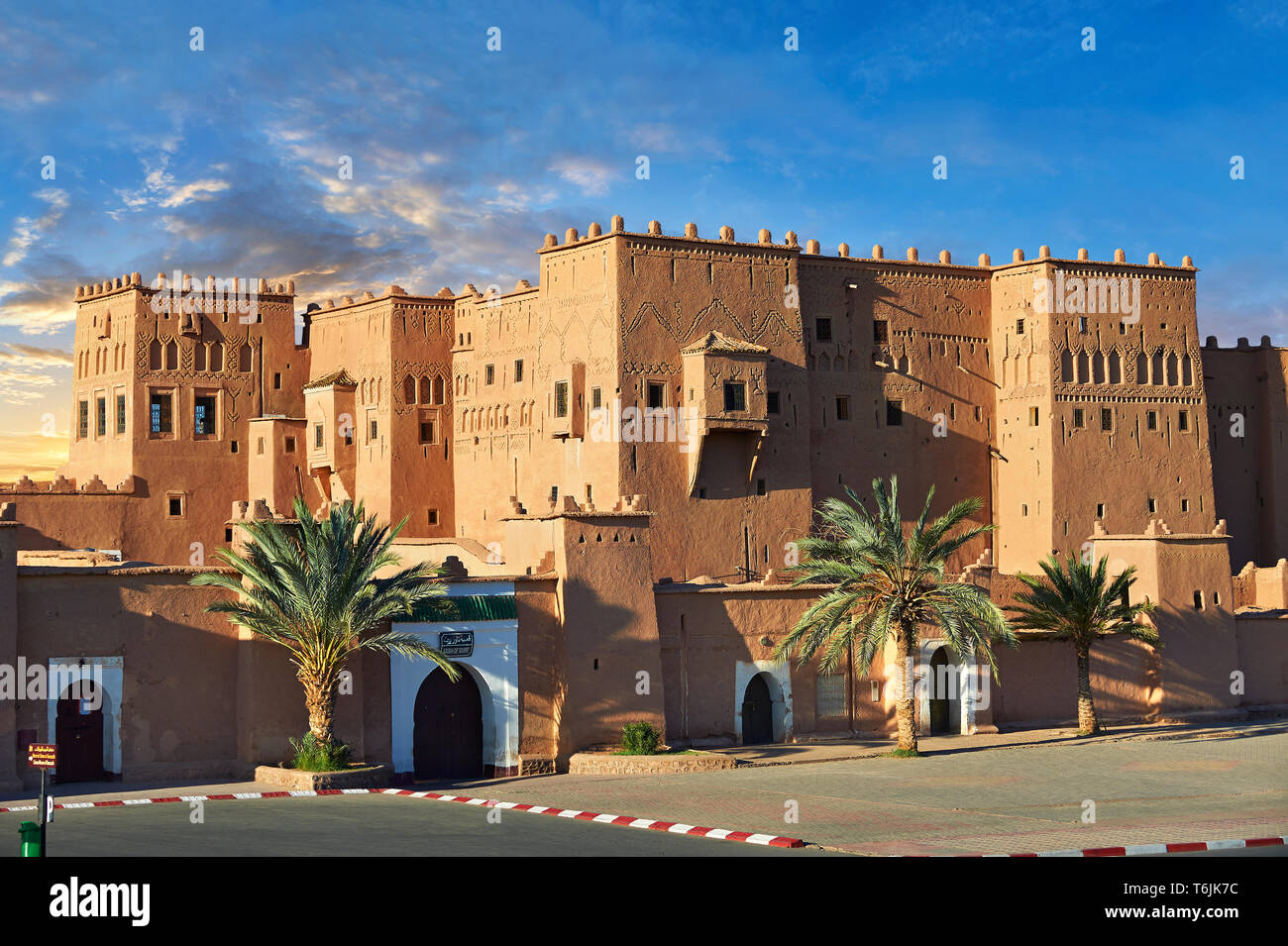 Extérieur de la Kasbah de Taourirt de brique de boue, Ouarzazate, Maroc, construit par Pacha Glaoui. Site du patrimoine mondial de l'Unesco Banque D'Images