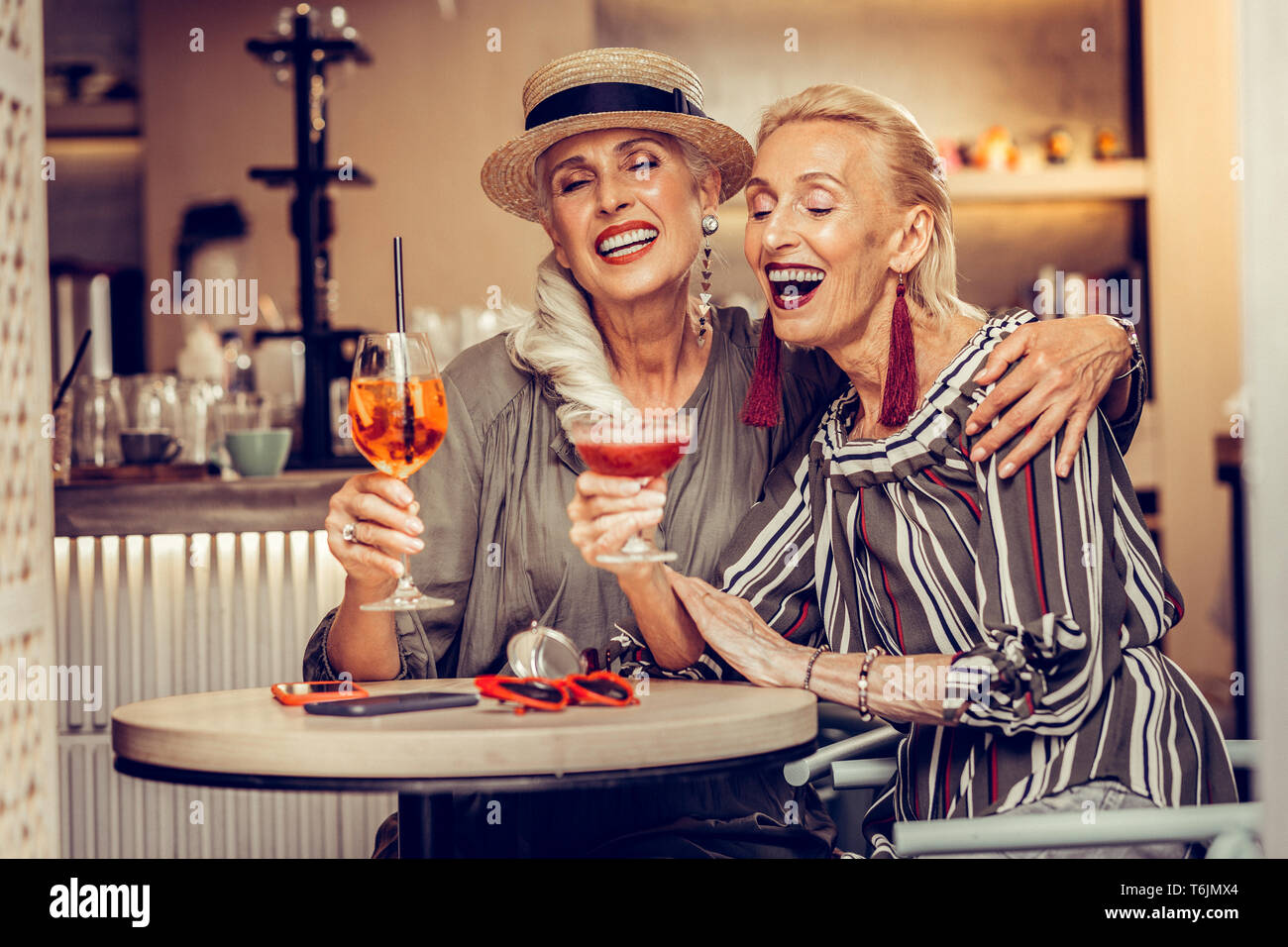 À Poil long attrayante vieille femme serrant son ami blond Banque D'Images