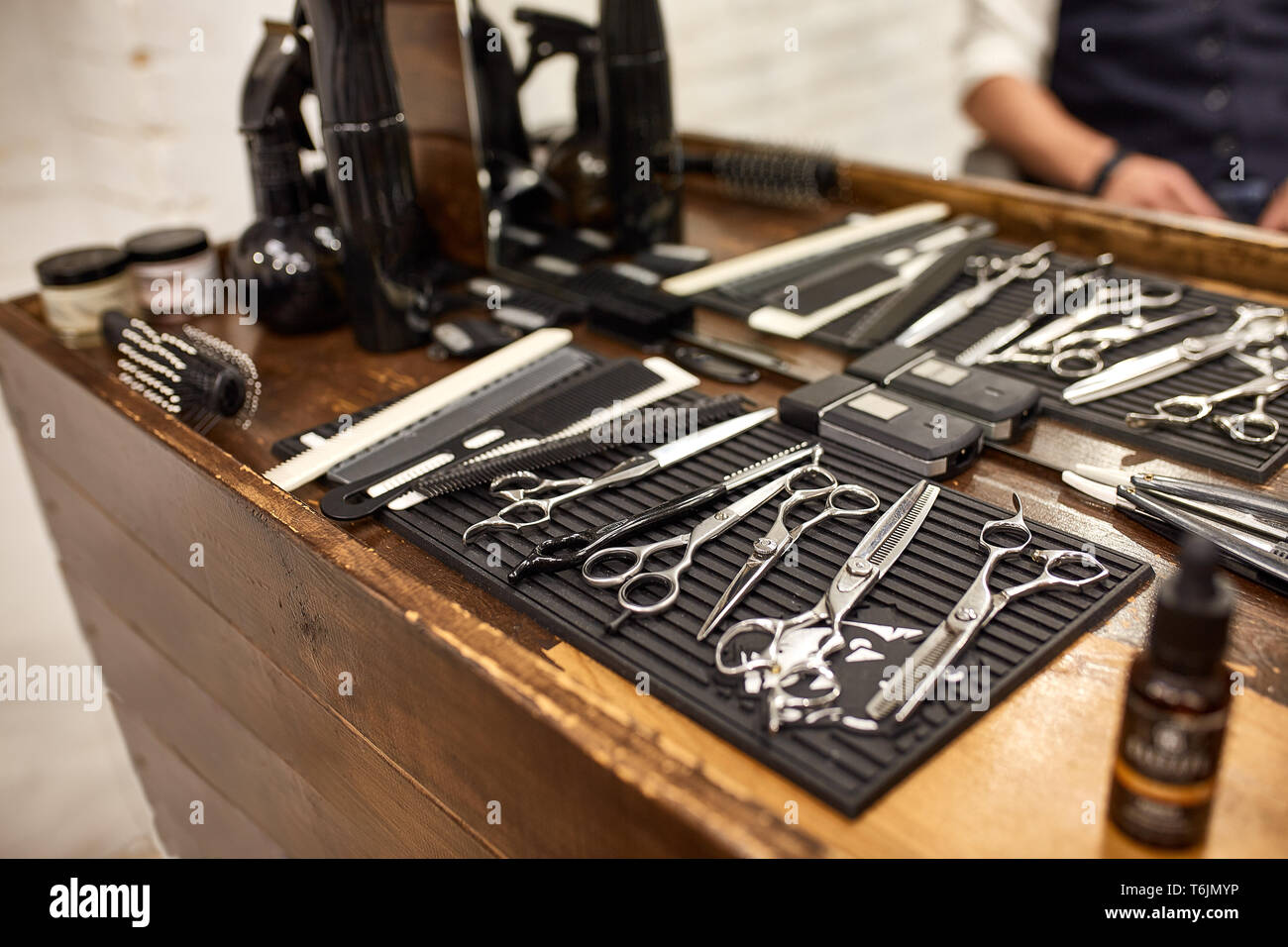 Outils de coiffure sur planche en bois et en miroir de barbier Photo Stock  - Alamy