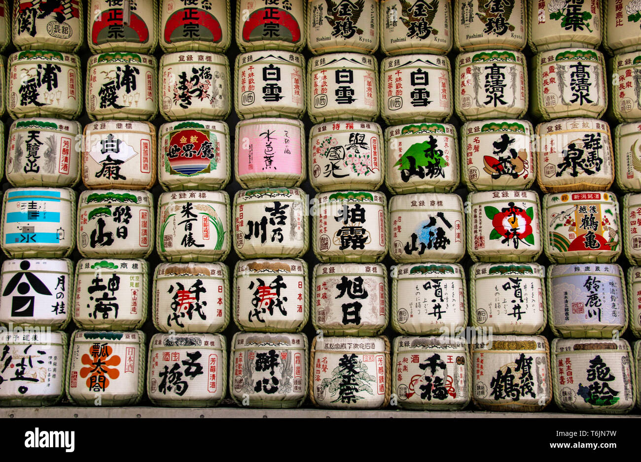 TOKYO, JAPON - 25 mars 2019 : Collection de saké japonais barils empilés est au Meiji Jingu shrine japonais Banque D'Images