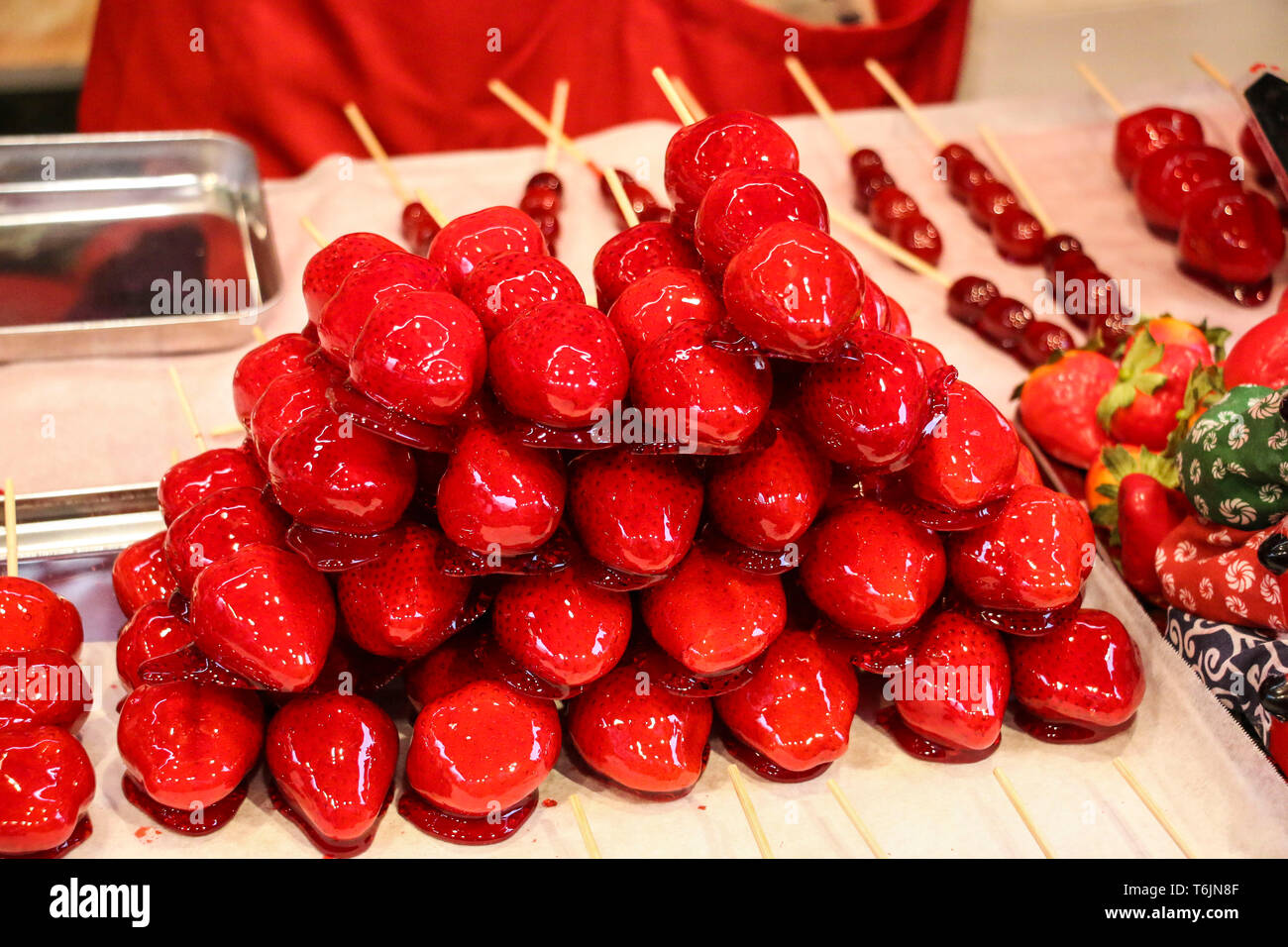 Vente les fraises au sirop sucré dans le district de Chinatown de Kobe. C'est l'un des trois quartiers Chinois au Japon. Banque D'Images