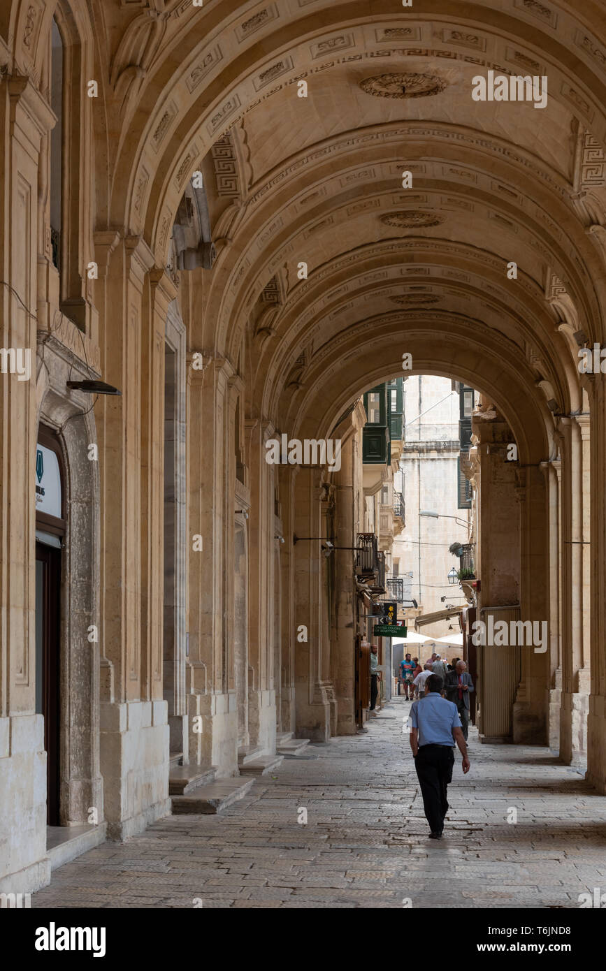 Une vue de la palais du Grand Maître à travers la loggia du Stefano Ittar conçu Bibliothèque Nationale de Malte. Banque D'Images