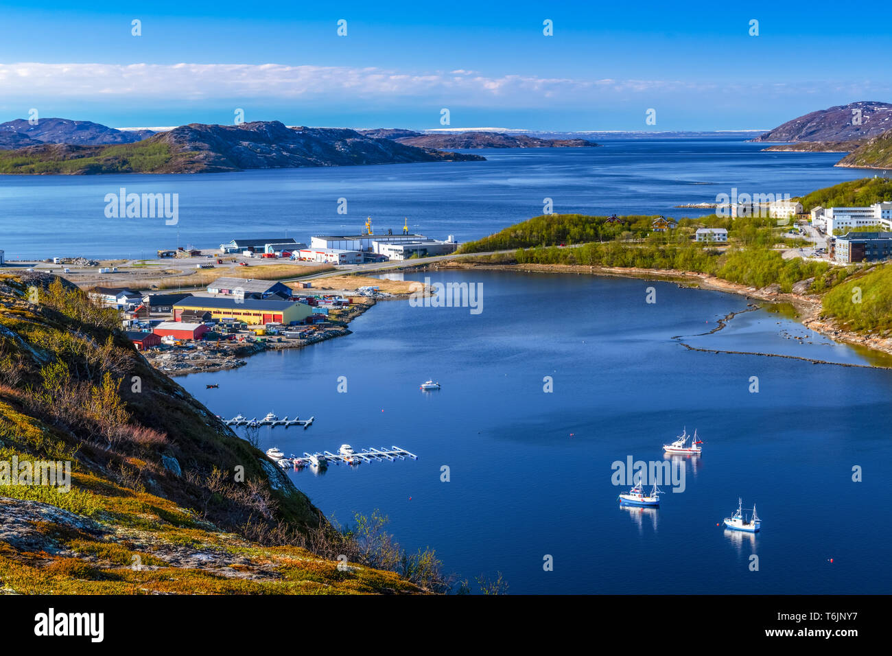Vue sur port de Norvège avec petite ville Banque D'Images