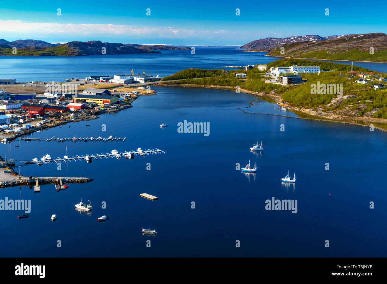 Vue sur port de Norvège avec petite ville Banque D'Images