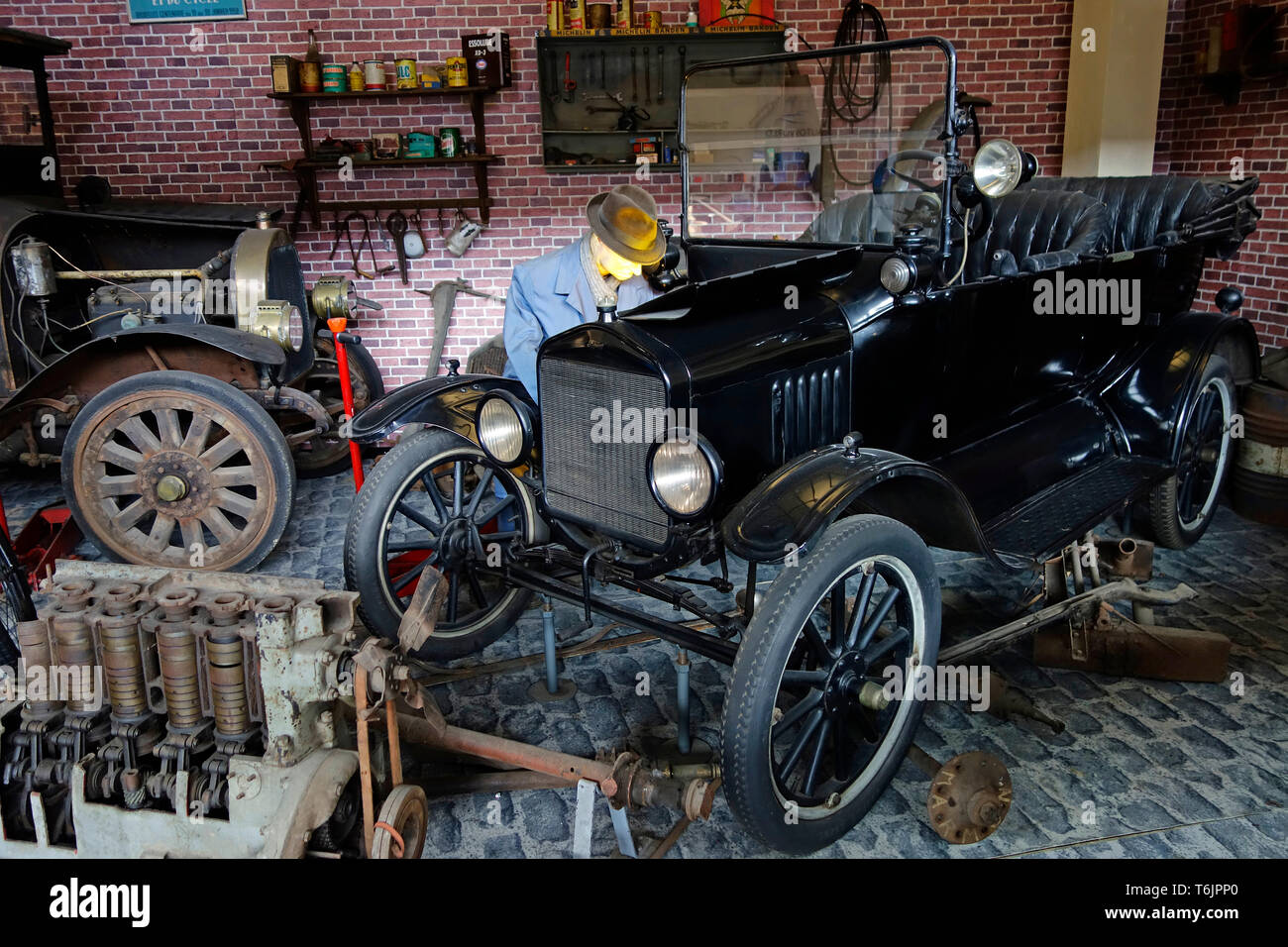 Propriétaire de garage Diorama montrant la restauration sur 1921 Ford Model T oldtimer en atelier à l'Autoworld, vintage car museum à Bruxelles, Belgique Banque D'Images