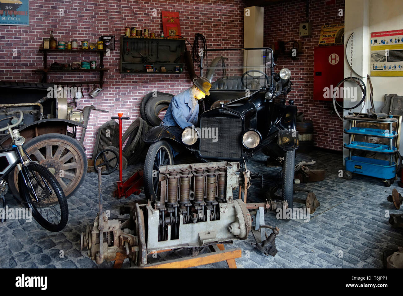 Propriétaire de garage Diorama montrant la restauration sur 1921 Ford Model T oldtimer en atelier à l'Autoworld, vintage car museum à Bruxelles, Belgique Banque D'Images