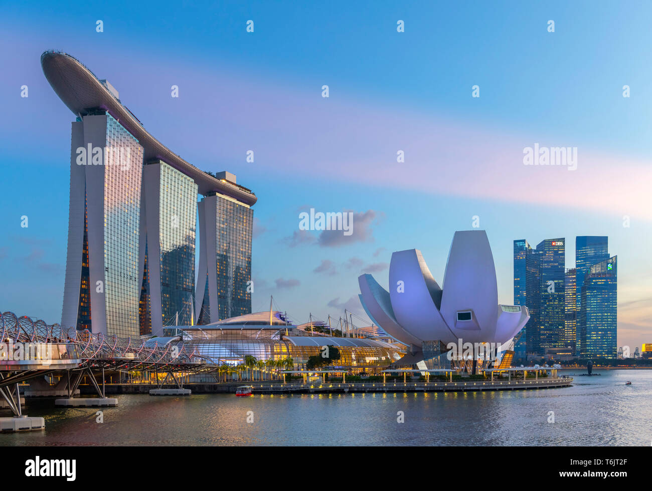 Marina Bay Sands Hotel et le Musée ArtScience la nuit, Marina Bay, la ville de Singapour, Singapour Banque D'Images