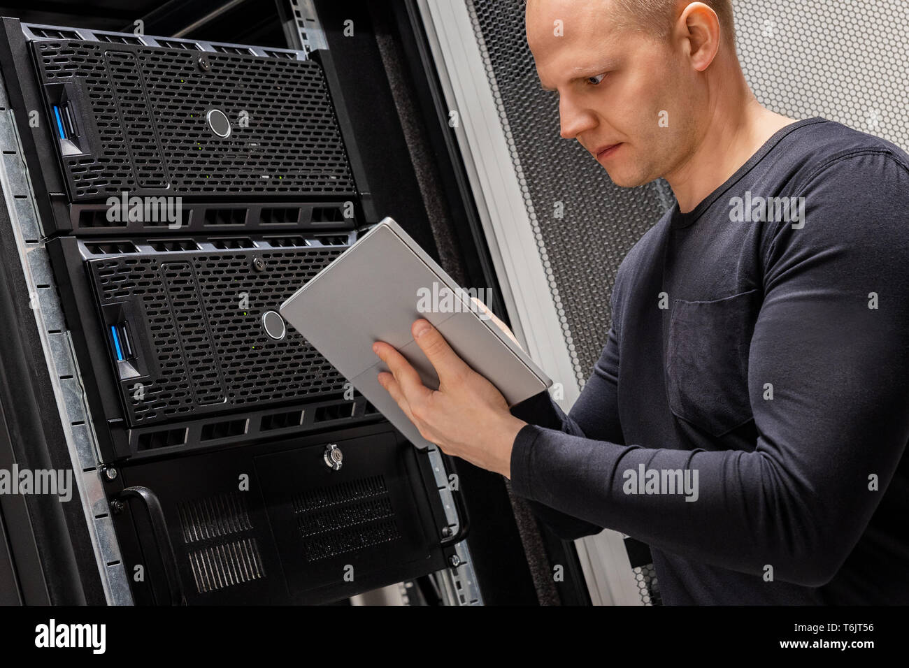 Technicien mâle Holding Digital Tablet Analyse de serveurs de datacenter Banque D'Images