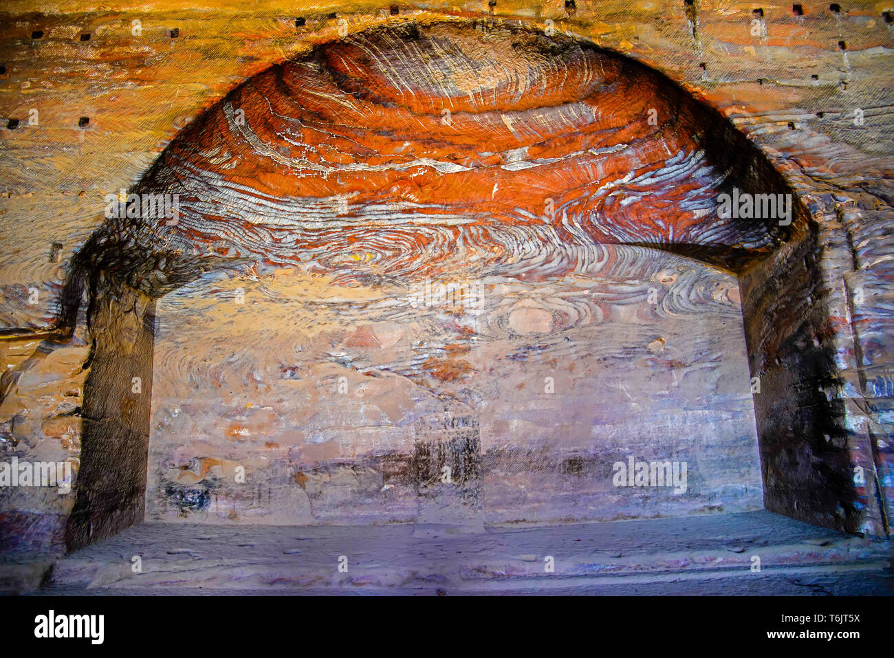 Intérieur de l'Urne tombe enceinte (l'un des tombeaux royaux), Petra, Jordanie. Niches taillées dans quand il a été converti en église. Banque D'Images