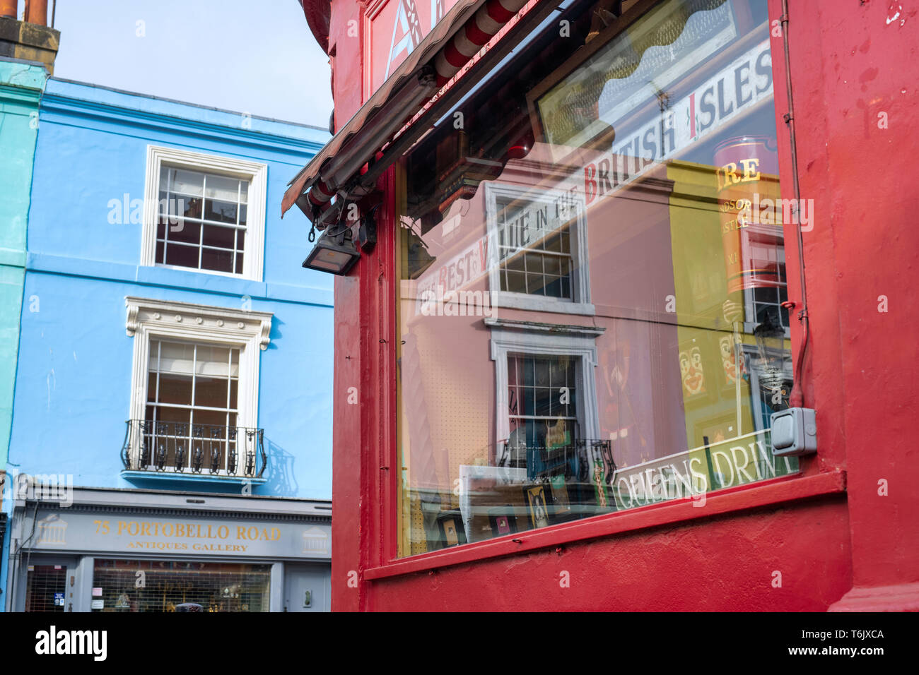 Maisons colorées reflète dans Alices Antique Shop window. Portobello Road. Notting Hill, Londres, Angleterre Banque D'Images