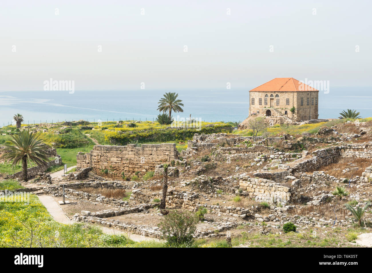 Village préurbain et maison Othman Al Housami construite dans une architecture libanaise traditionnelle, site archéologique de Byblos, Jbeil, Liban Banque D'Images