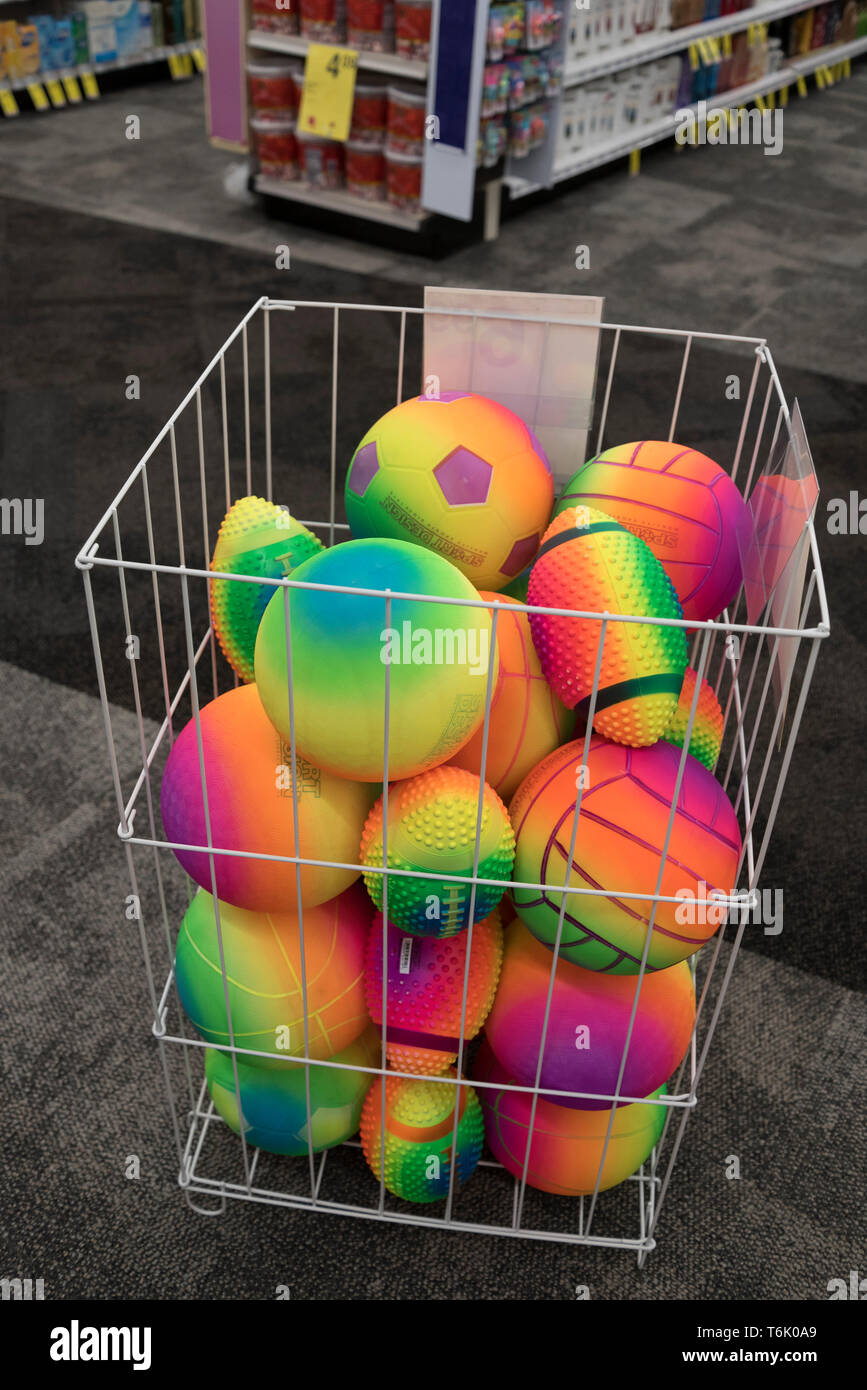 Un bac rempli de boules de couleur en vente dans un magasin de drogue. Banque D'Images