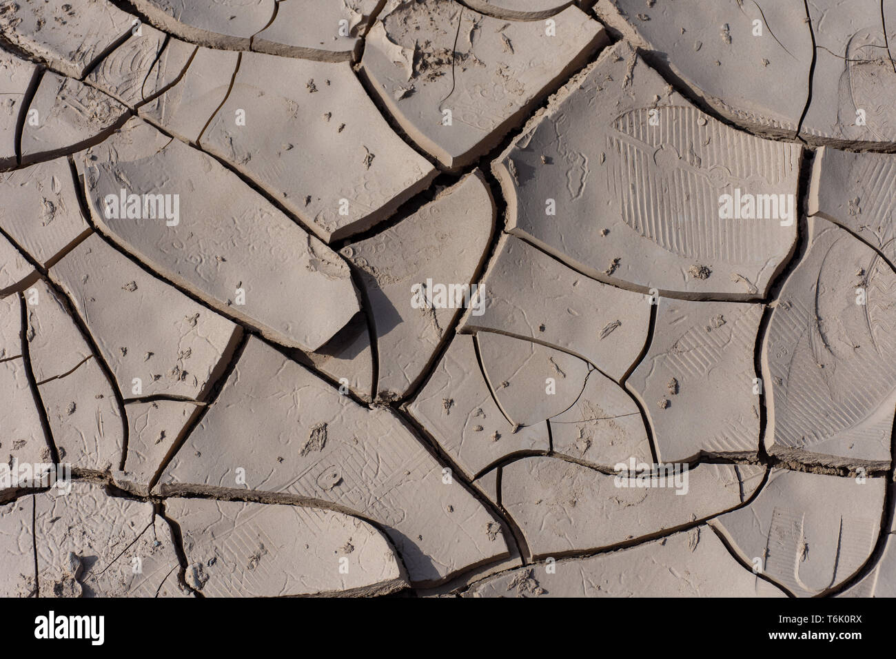 Conception de boue séchée au soleil dans le désert des Emirats arabes unis (EAU) à la suite d'une inondation et d'orage près de Jebal Siae mountain à Ras al Khaimah. Banque D'Images