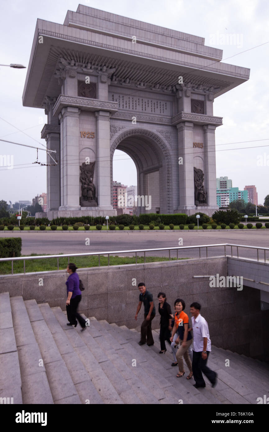 On sort d'une station de métro à l'Arc de Triomphe de Pyongyang, la Corée du Nord. Banque D'Images