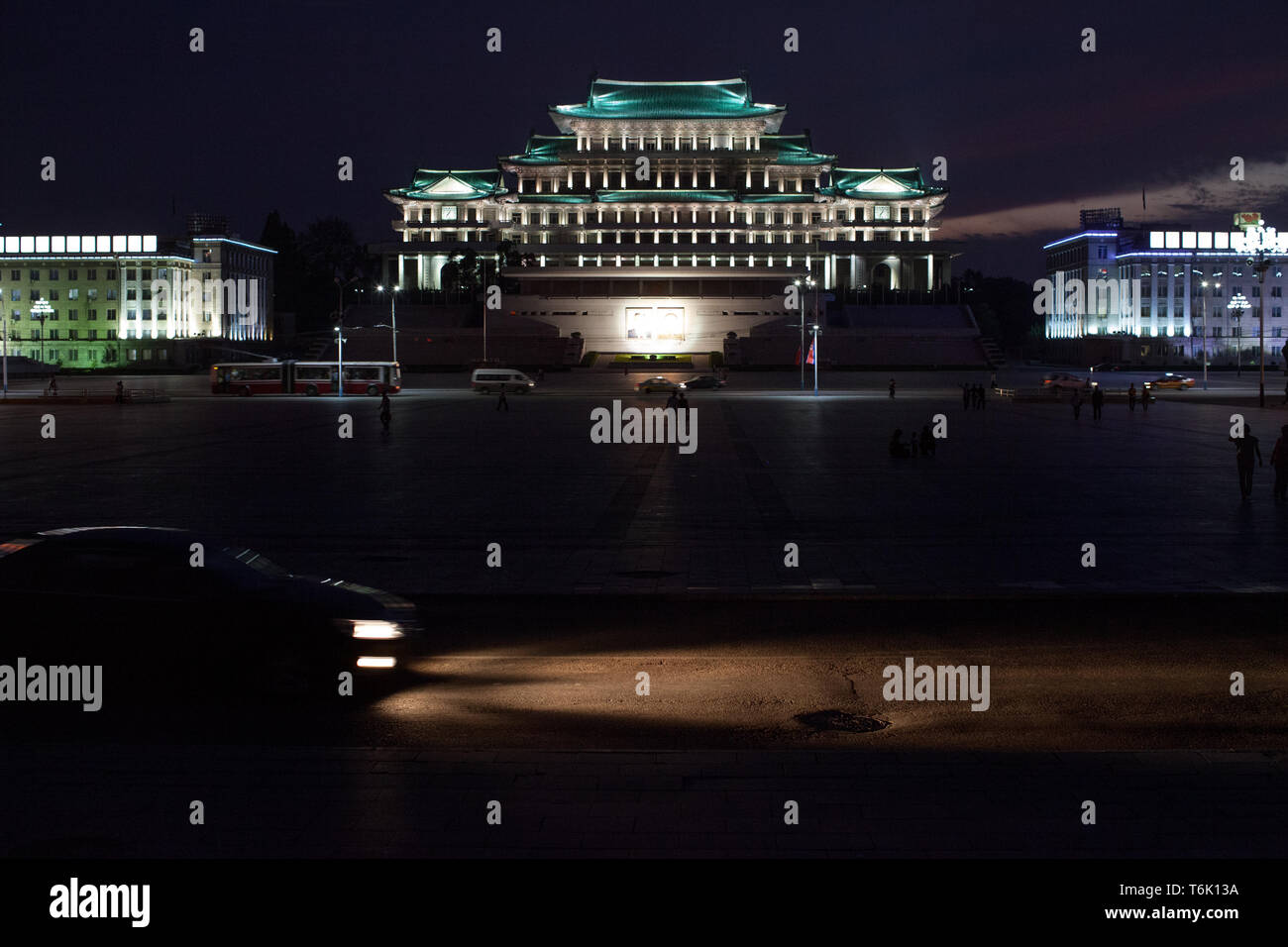 Le Palais des Etudes du peuple à Pyongyang est éclairé la nuit. Banque D'Images
