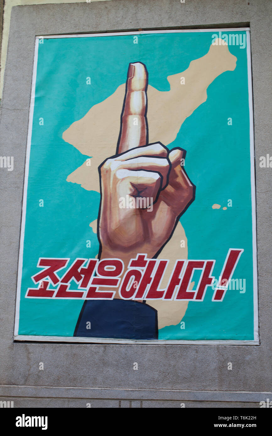 La doctrine de Songun est de mettre d'abord la défense militaire - c'est représenté par un doigt soulevé. Banque D'Images