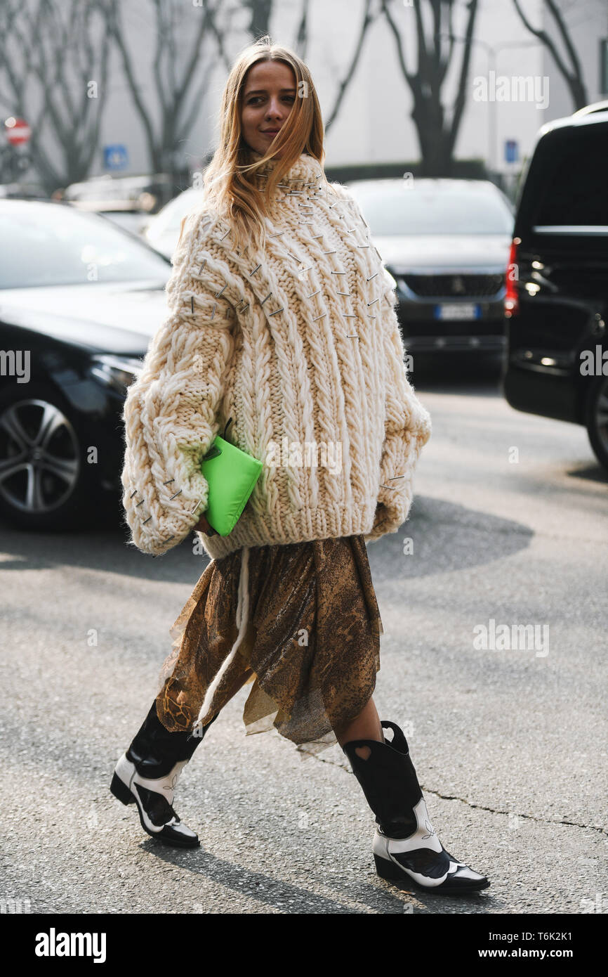 Milan, Italie - 21 Février 2019 : Street style - Femme portant un sac à main  Prada avant un défilé de mode pendant la Fashion Week de Milan - MFWFW19  Photo Stock - Alamy